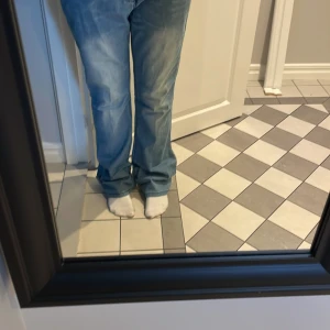 Lågmidjade jeans -  HELT NYA ljusblåa lågmidjade jeans bootcut. Säljer då jag råkade beställa 2. Dom har fina detaljer på bakfickorna och är lite ljusare vid knäna. Dom är i L men passar mig som har S, skulle också passa M.