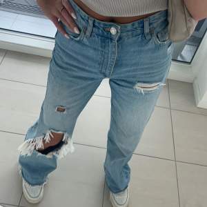 Högmidjade jeans från Zara som inte säljs längre i storlek 36. (Jag är 165cm) Pris kan diskuteras