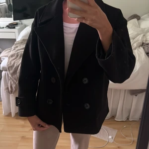 Kappa - Säljer nu min fina kappa från design by si då jag vill köpa en annan färg. Använd ganska mycket och är lite nopprig men annars är den i fint skick. 