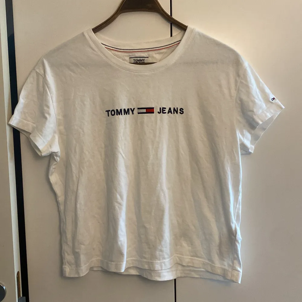 Tommy hilfigher t-shirt, knappt använd. Köpt i butik. Är en strl S men sitter som en xs på mig.. T-shirts.