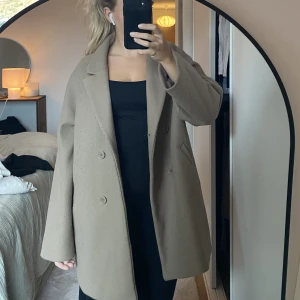 Kappa från Moa Mattson x nakd  - Har lite noppror men inte något som stör. Nypris 899kr 