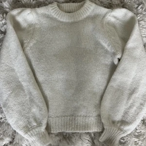 vit stickad tröja  - vit stickad tröja från NA-KD i storlek xs, använd ett fåtal gånger och därför i ett mycket bra skick🥰