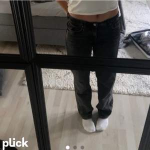 (Lånad bild) Säljer ett par jeans från Gina tricot i  i modellen ”low straight jeans” då de inte kommer till användning längre. 💞 160kr + Frakt! Skriv för mer bilder 💞