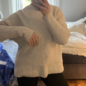 Beige stickad  - Längre beige stickad tröja, köptes förra året. Mjuk och skön. Köptes för 999kr 