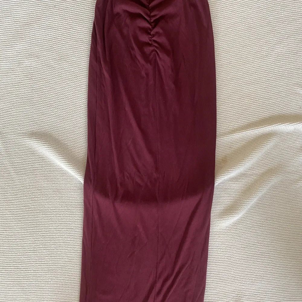Otrolig kjol från skims. Knappt använd i storlek S. Väldigt stretching i materialet så passar upp till L. Formar kroppen så fint och lyxigt material. Köpt för 800kr men jag säljer den för 550kr. Kjolar.