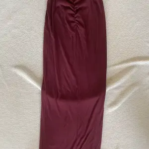 Otrolig kjol från skims. Knappt använd i storlek S. Väldigt stretching i materialet så passar upp till L. Formar kroppen så fint och lyxigt material. Köpt för 800kr men jag säljer den för 550kr