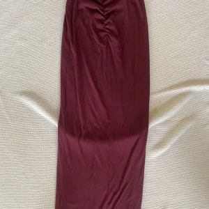 Skims kjol - Otrolig kjol från skims. Knappt använd i storlek S. Väldigt stretching i materialet så passar upp till L. Formar kroppen så fint och lyxigt material. Köpt för 800kr men jag säljer den för 550kr