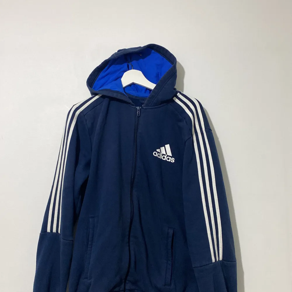 Nyskick adidas kofta/hoodie. Storlek L, Vid funderingar och frågor är det bara och kontakta mig! Och kan mötas upp vid köp, lättare, snabbare, mindre vänte tid och smidigare för oss båda!. Tröjor & Koftor.