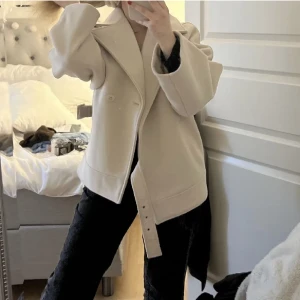 Beige kappa - Oanvänd beige kappa från nakd, storlek 34 men passar 32-40 skulle jag säga beroende på hur man vill den ska sitta. Köptes för 1499kr. Lapp finns kvar. 