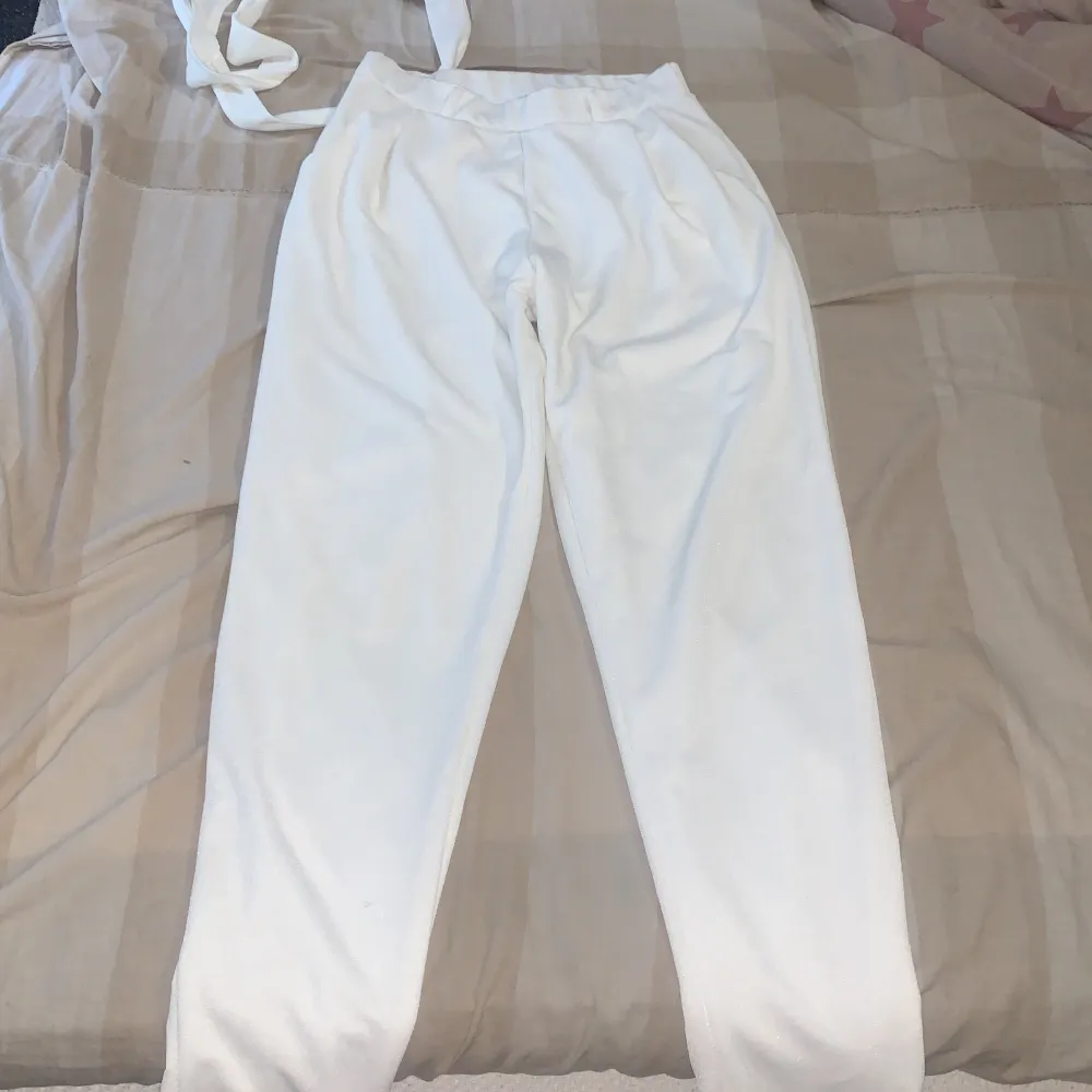  fina oanvända vita kostymbyxor från en NLY i storlek S jätte skönt material . Jeans & Byxor.