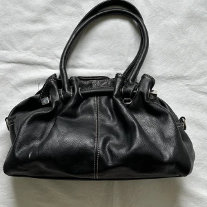 Väska  - Svart medelstor väska med flera fack