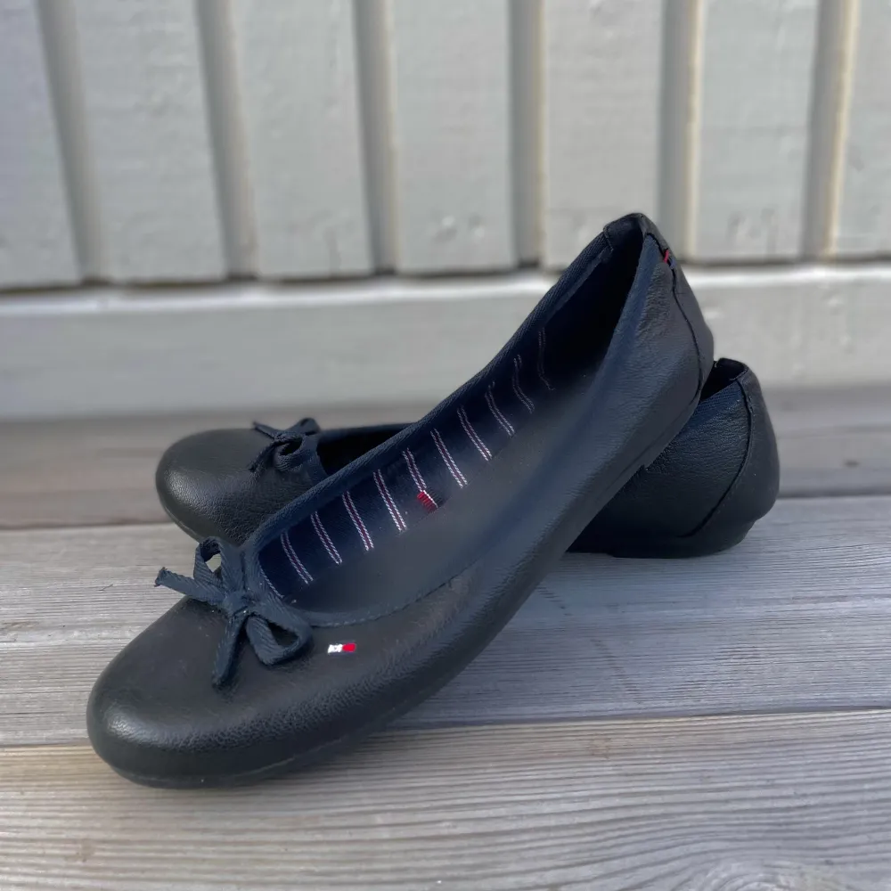 Äkta skinn tommy hilfiger ballerinas i storlek 39, väldigt sällan använda. Som ny 💙 ( kan nog passa en 38a om man lägger in en skosula !! ) . Skor.