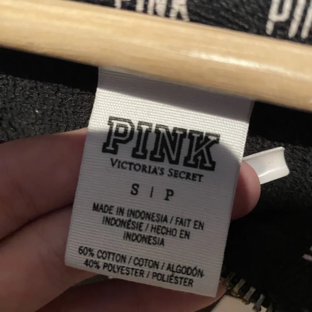 Säljer nu denna ursöta koftan från märket PINK/Victorias secret! Rätt så tunn men väldigt skön! Storlek S men passar även XS❤️. Hoodies.