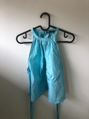 Blå topp  - Blå härlig topp från zara i storlek M. Har lite små smink fläckar runt kragen därför säljer jag den för 20 kr + frakt eller mötas upp i Stockholms området 