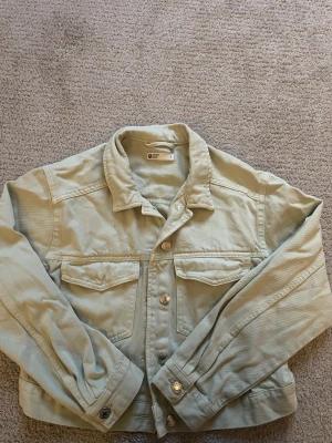 Jeansjacka  - Köppt sekundhand men inte används sen dess är lite kortare i modellen 