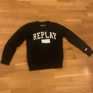Replay Crew Neck - Svart Replay crew neck i fint skick