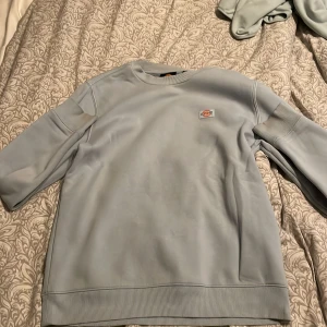 Dickies Sweatshirt - En ljusblå Dickies sweatshirt. Den är använd en del där med några mindre defekter som missfärgning vid handlederna (fråga efter bilder) för hoppningsvis går detta att tvätta bort. Pris går att diskutera.