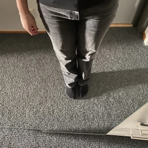 Lågmidjade jeans - Straight low waisted jeans från gina i storlek 38💕 Väldigt bra skick! Skriv gärna för mer bilder. Använd köp nu!