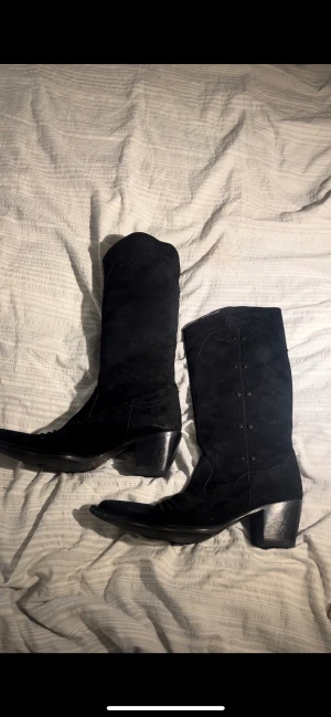 Cowboy boots svarta  - Dessa är sjukt snygga med fina detaljer, det är svarta cowboy boots men inte äkta läder!! Köpte de här på plick med passade inte därav säljs det, storlek 39!! Hör av er om ni har några frågor💕💕