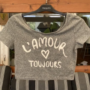 Crop top - En croppad topp i fint skick. Knappt blivit använd 