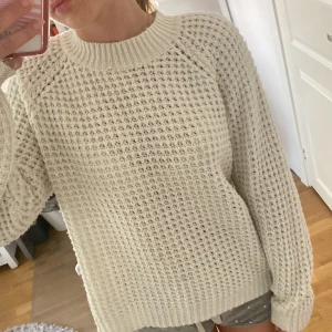 Stickad tröja - Från lager 157 Den har en liten fläck vid handen kolla 2 bilden 