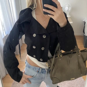 Höstjacka - Säljer en jätte unik liten jacka med fina detaljer och som är croppad💞 Använd typ en gång 