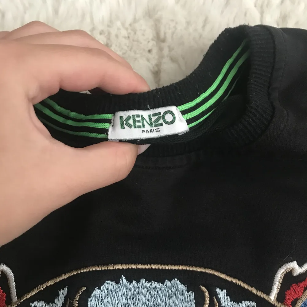Säljer min storebrorsas gamla kenzo tröja som inte finns längre, då den ej kommer till användning. Pris kan diskuteras!. Tröjor & Koftor.