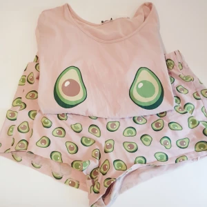 Avokado pyjamas - använd, fattas snöre i midjan dock, (se bild)...borde gå å sätta i nytt :)