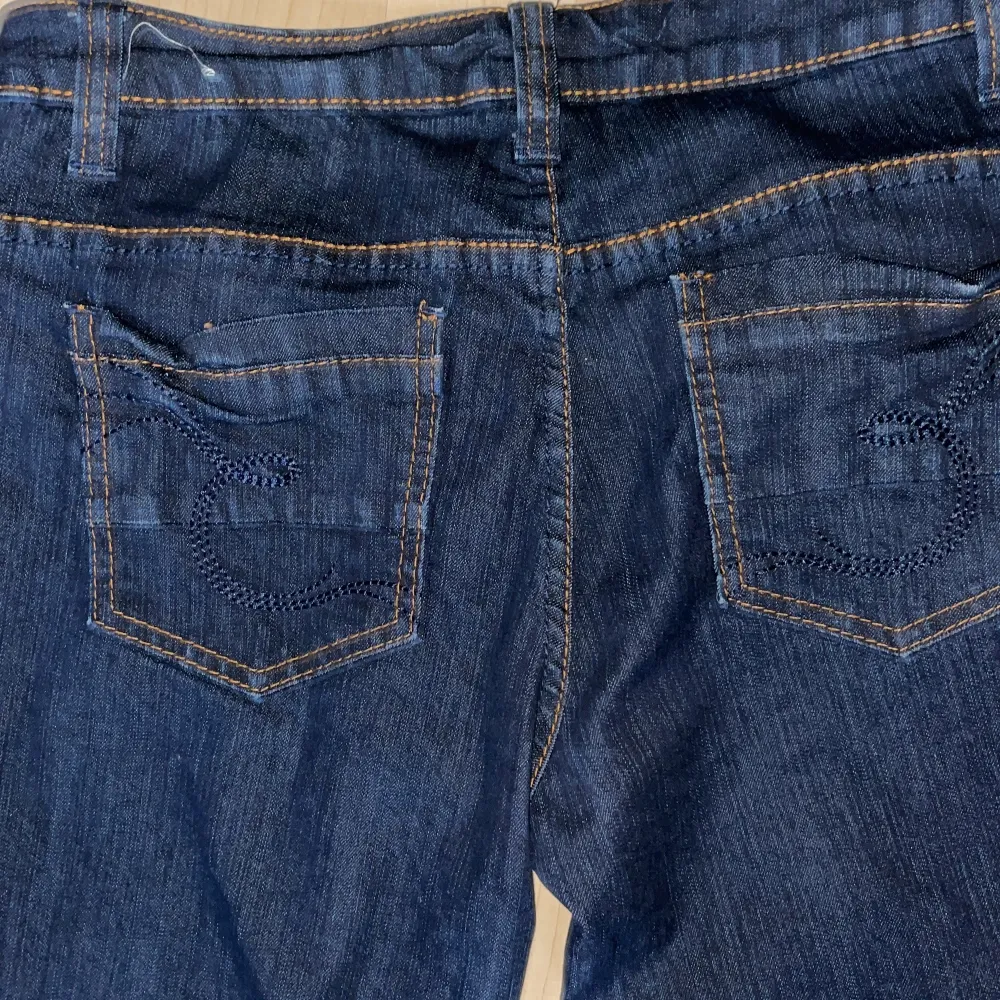 Jeans som är köpta från sellpy men som endast är provade av mig!  Storlek 42 men passar även 40, i ett hyfsat stretshigt material och med en lägre midja🌼 De har även roliga detaljer på baksidans fickor🪩 300kr + frakt☺️ (går att diskutera). Jeans & Byxor.