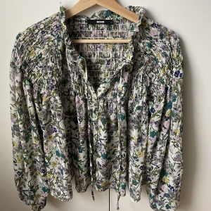 floral print long sleeve tissue top - perfec condition, flowy and perfect for summer/spring