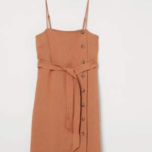 Organe klänning från H&M ä. Vart en riktig favorit på sommaren! Är i väldigt bra skick! 🧡