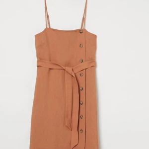 Orange klänning - Organe klänning från H&M ä. Vart en riktig favorit på sommaren! Är i väldigt bra skick! 🧡