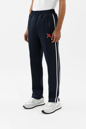 Axel Arigato Track pants  - Säljer ett par helt oanvända Axel Arigato mjukis byxor då de inte passar och returlämningsdatumet har gått ut