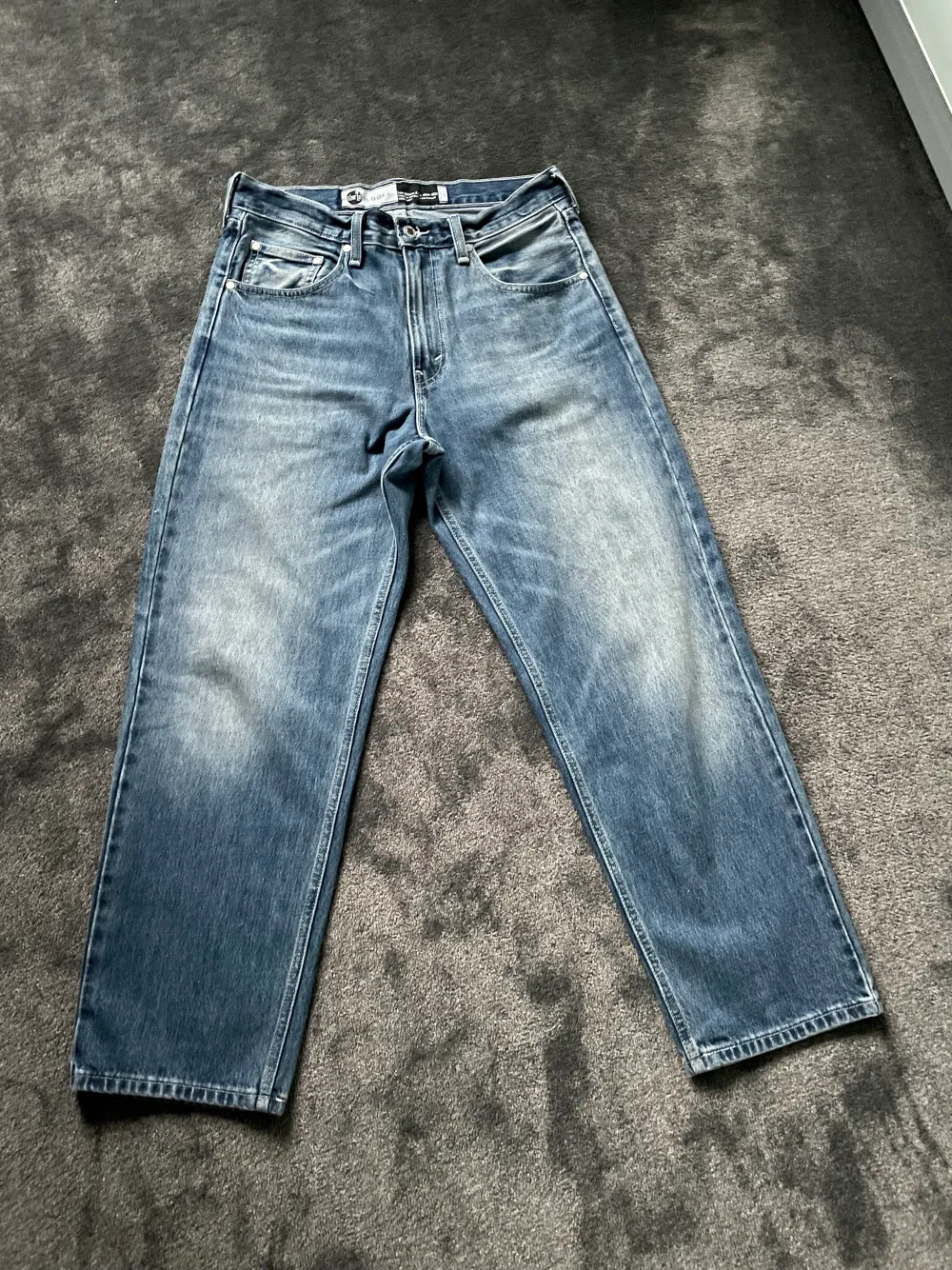 Säljer mina fina Levi’s jeans som jag fick i julklapp som inte har använts så mycket för att de är lite för stora för mig. . Jeans & Byxor.