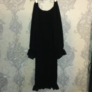 Snygg svart klänning  - Perfekt för sommaren oh fina tillfällen. I bra-skick använd endast en gång, köptes för ungefär 200 nypris 100kr