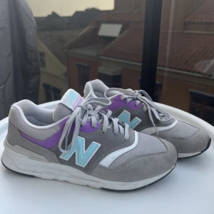 Nya new balance  - Säljes dessa new balance som är som nya, använda 2 gånger. Säljes pga för små! Passar 37-38 