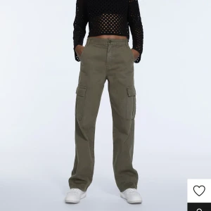 Cargobyxor från strandivarius  - Säljer dessa fina cargopants från strandivarius. Använd runt 3-4 gånger så är som nya. Rätt små i storleken, passar en 38-40! 