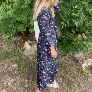 Blommig klänning  - Denna klänning är så gott som ny! Blå med blommor på. 