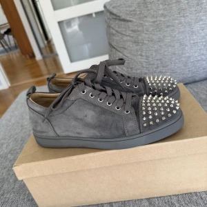 Loubs 🤍 NYTT PRIS - Tja! Säljer nu mina unika Loubs, köpta i deras butik i LA. Allt og finns med, absolut ingen stress att sälja så fast pris. 