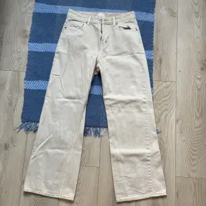 Säljer dessa jättefina jeans från H&M! Endast använda en gång då jag inte tycker om jeans med knappstängning (se bild 3). Jättefint skick, som nya! Köpta förra sommaren💛 Hör av dig vid frågor!☺️💛