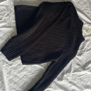 Stickad svart tröja - Stickad svart tröja endast använt en gång ifrån hm 