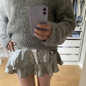 Zara volangkjol  - Ascool kjol från zara med inbyggda shorts. Använd en enda gång o i perfekt skick. Strl S o jag är 161. 200kr + 60kr frakt / köp gärna via köp nu!