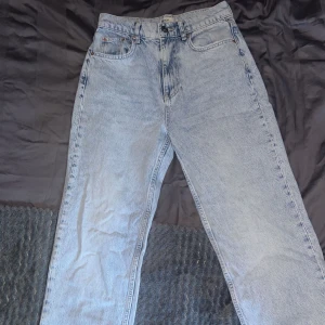 Jeans från Gina tricot - Super snygga jeans från Gina, stl: 34 Använda ett fåtal ggr! 😍😍