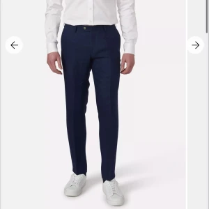 Oscar Jacobson kostymbyxor/linnebyxor - Min kille säljer nu sina mörkblå kostymbyxor/linnebyxor från Oscar Jacobson som är använda 1 gång. Byxorna är i nyskick och ligger på 2300 som nypris. Storlek 48/M. Perfekt nu till student eller finare tillfällen