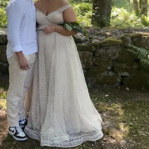 Bal/bröllops klänning - Här är min super fina klänning, köpt ifrån proms and weddings i Malmö. Använd 1 gång.  Super fin och passar perfekt för dig som är 180 elr längre om du är duktig på att sy upp klänningar.  Klänningen är i storlek 46 men är mindre i storlek, skulle säga L.