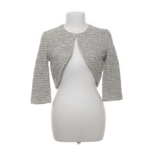 Bolero - Från mango stl S, köpt på sellpy men aldrig använt själv. Super snygg till ett linne eller klänning nu på sommaren💗