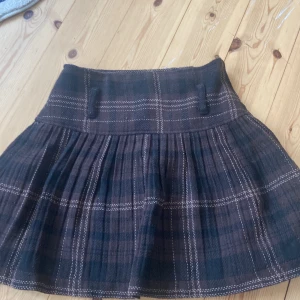 Brun rutig tjol  - Tjolen är M men passar även S. Perfekt till sommaren eller hösten med strumpbyxor. Nästan aldrig använd! I toppen skick.