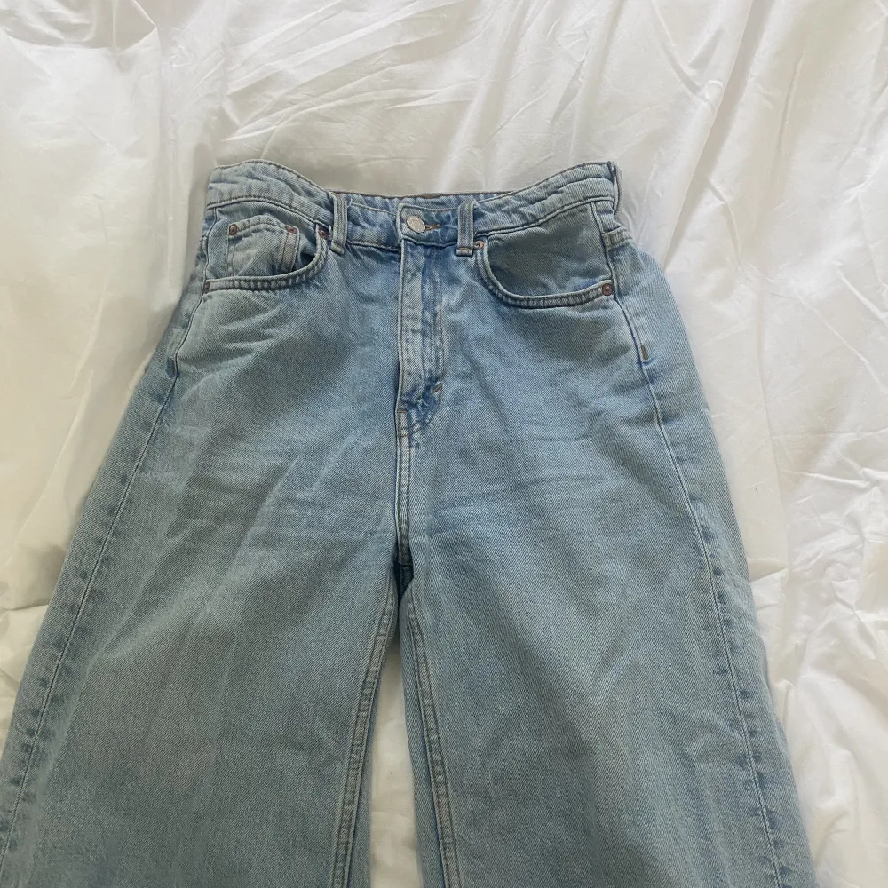 Blå vida jeans från weekday storlek W25 L34 modell ACE. Jeans & Byxor.