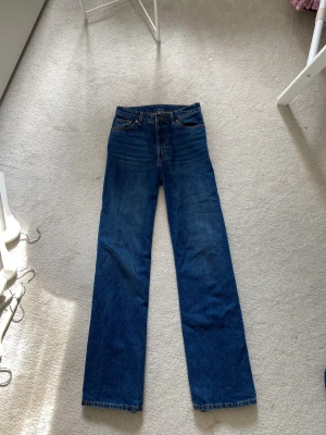Midwaist jeans - Midwaist jeans från monki! Använda ett fåtal gånger, hör av dig vid frågor!💕💕⚡️⚡️⚡️