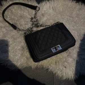 Axelremsväska  - Använd 4 gånger , är använd i gott skick. Svart axelremsväska som passar till massa outfits. 